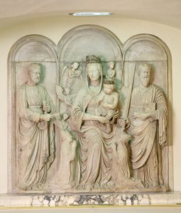 Madonna ja lapsi pyhien Pietarin ja Paavalin ja lahjoittajien kanssa, n. 1450 (marmori)